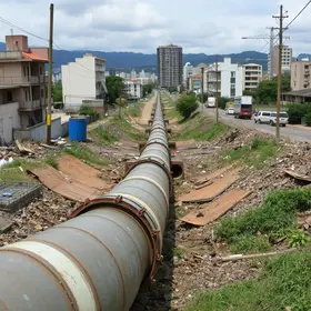 Adutora se rompe e causa transtornos em avenida de São Bernardo do Campo
