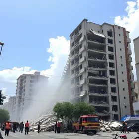 Edifício desaba e deixa quatro vítimas em São Bernardo do Campo (SP)