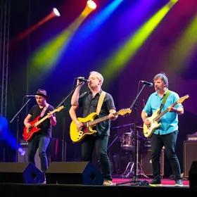 Com grandes sucessos, Maneva celebra 20 anos de carreira no 2º Arraiá do Paço de São Bernardo